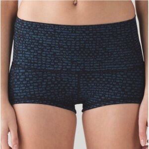 Lululemon Wunder Shorts size 4 Full on Lyon luxtreme)